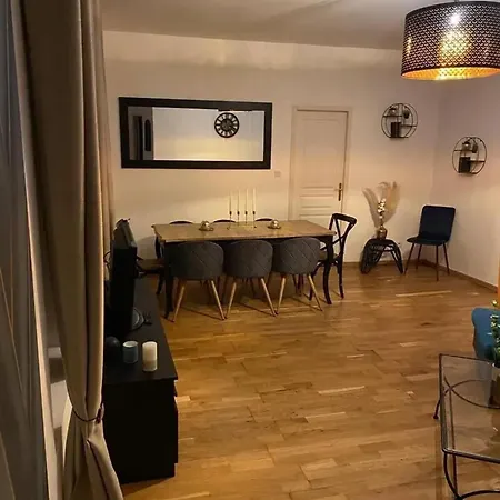 Holiday home Charmante Maison A Avec Terrasse Et Jardin Cloture